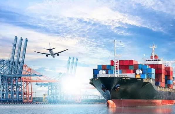 集装箱运输是国际贸易主要物流方式，其运价波动对全球经济影响显著